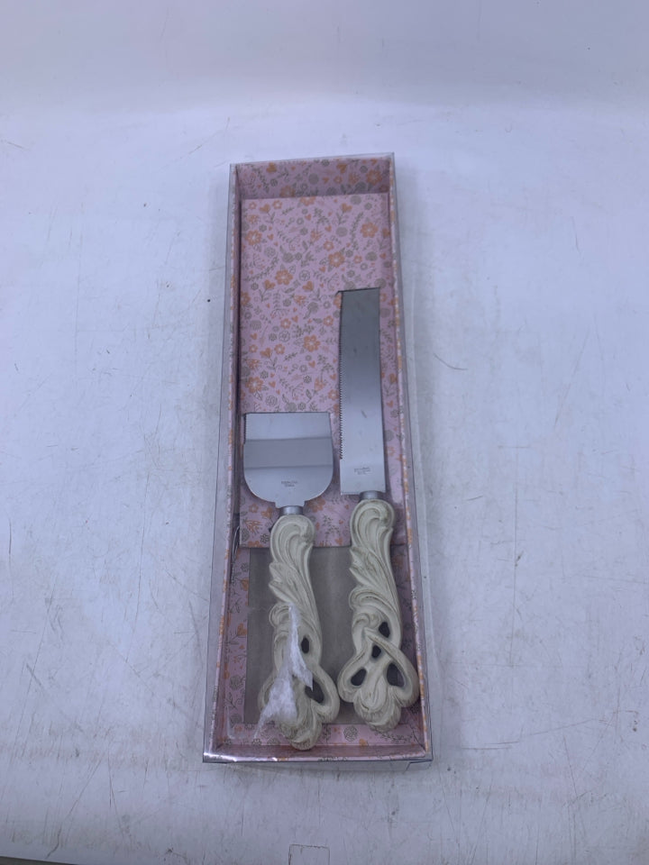 NIB 2 PC CAKE UTENSIL SERVING SET WHITE SCROLL HANDLES.