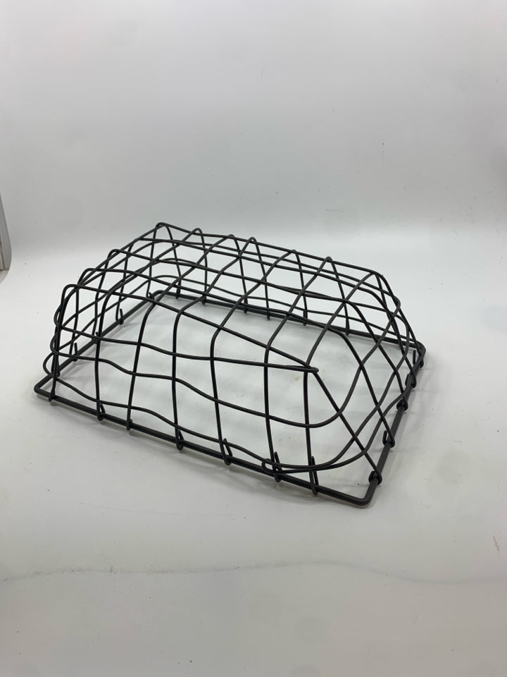 SM RUSTIC WIRE BASKET.