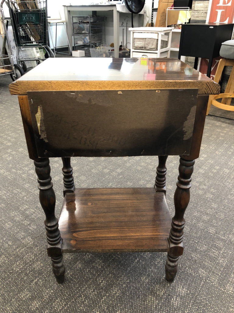 DARK WOODEN SINGLE DRAWER NIGHTSTAND.