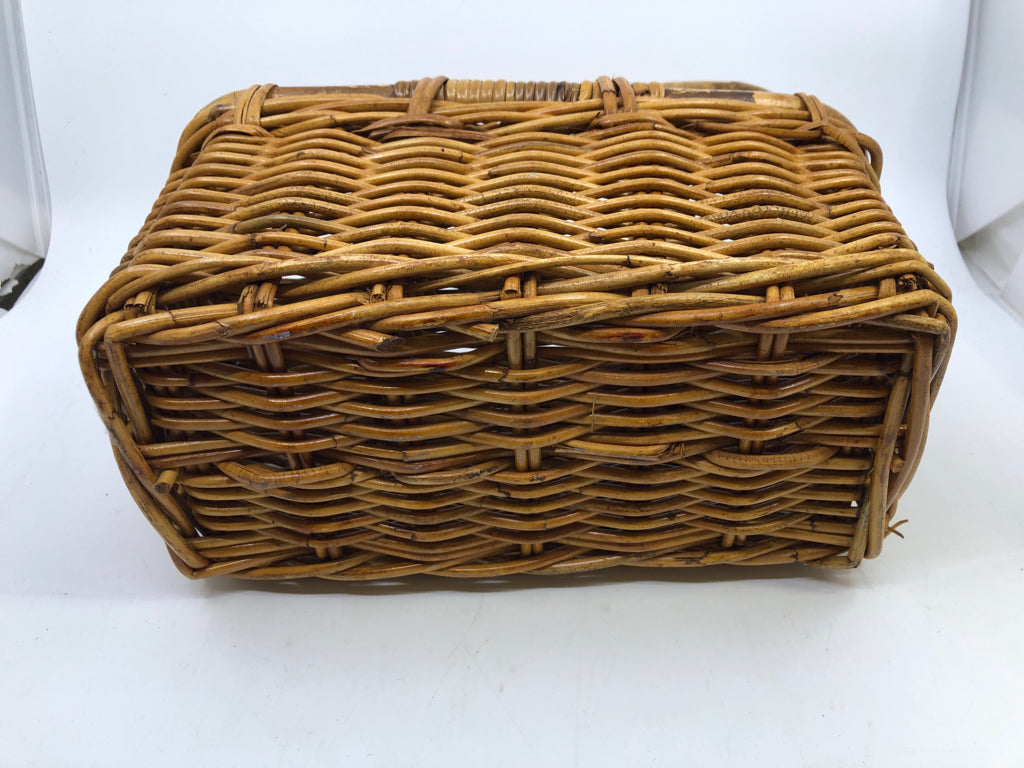 WICKER BASKET UTENSIL HOLDER W/HANDLE.