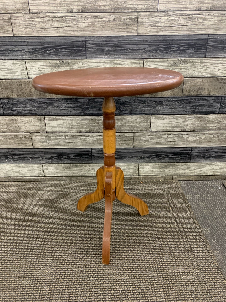 ROUND WOOD FLIP TOP SIDE TABLE W/SPINDLE BASE.