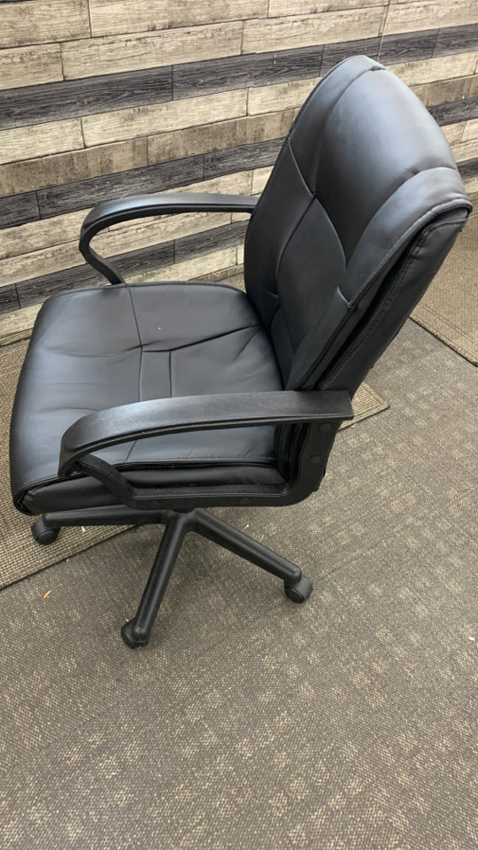BLACK LEATHER OFFICE CHAIR.