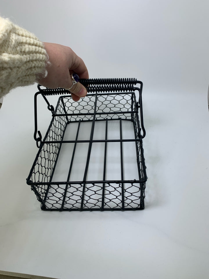 6 SLOT CHICKEN WIRE METAL CRATE W/ HANDLES.