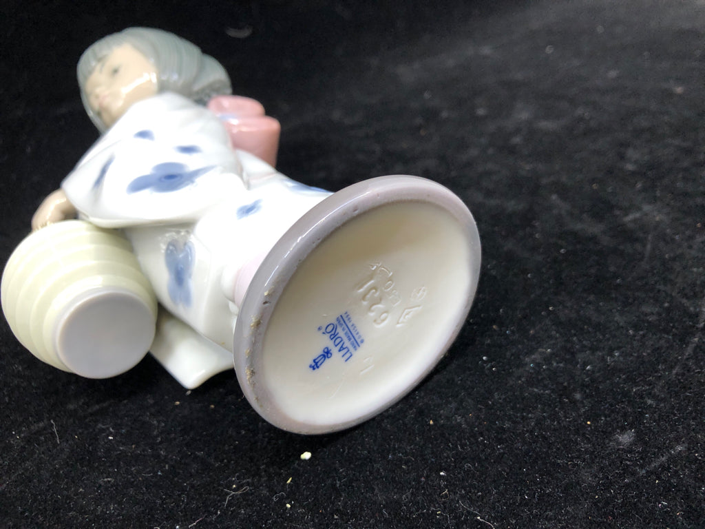LLADRO LITTLE GIRL HOLDING LANTERN.
