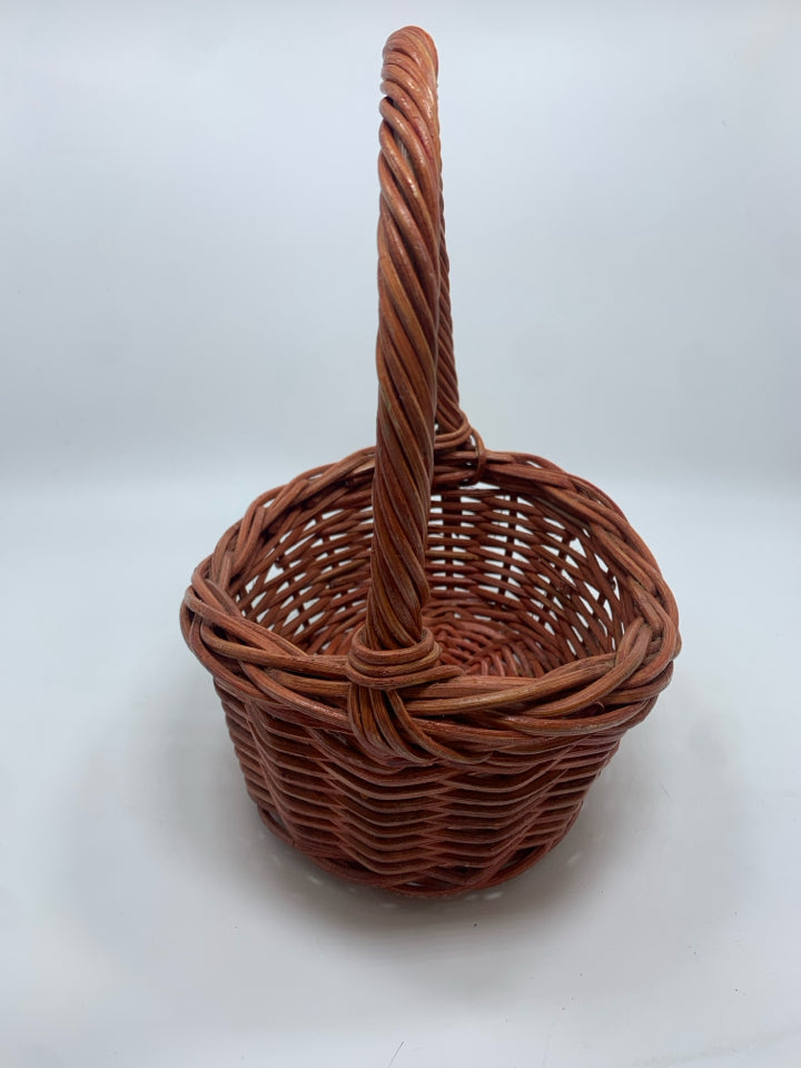 SM RED WICKER BASKET.
