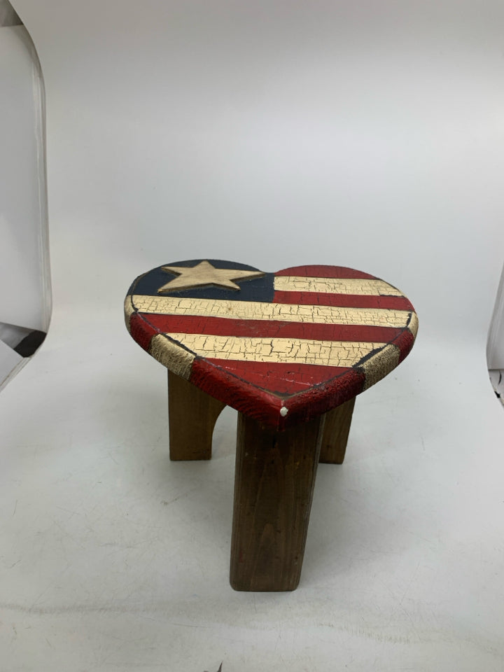 SMALL HEART SHAPED RUSTIC AMERICAN FLAG PAITNED STOOL.