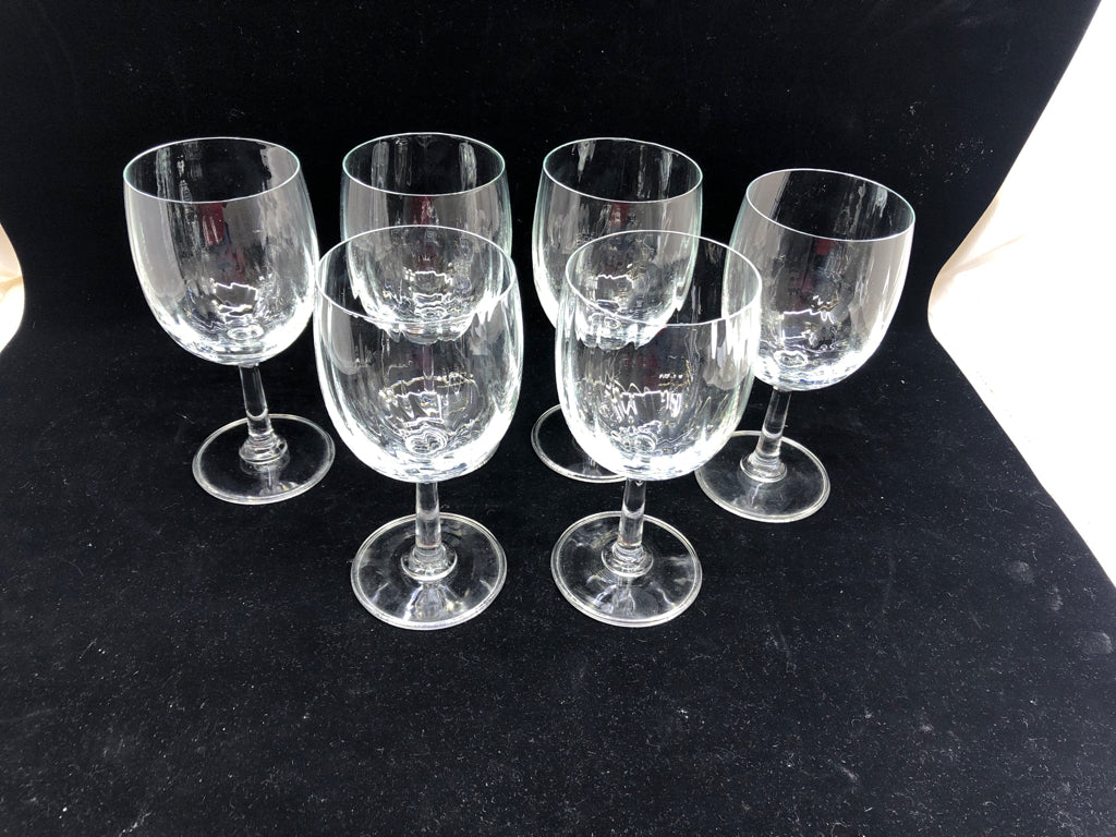6 SLIGHT RIB WINE GLASSES.