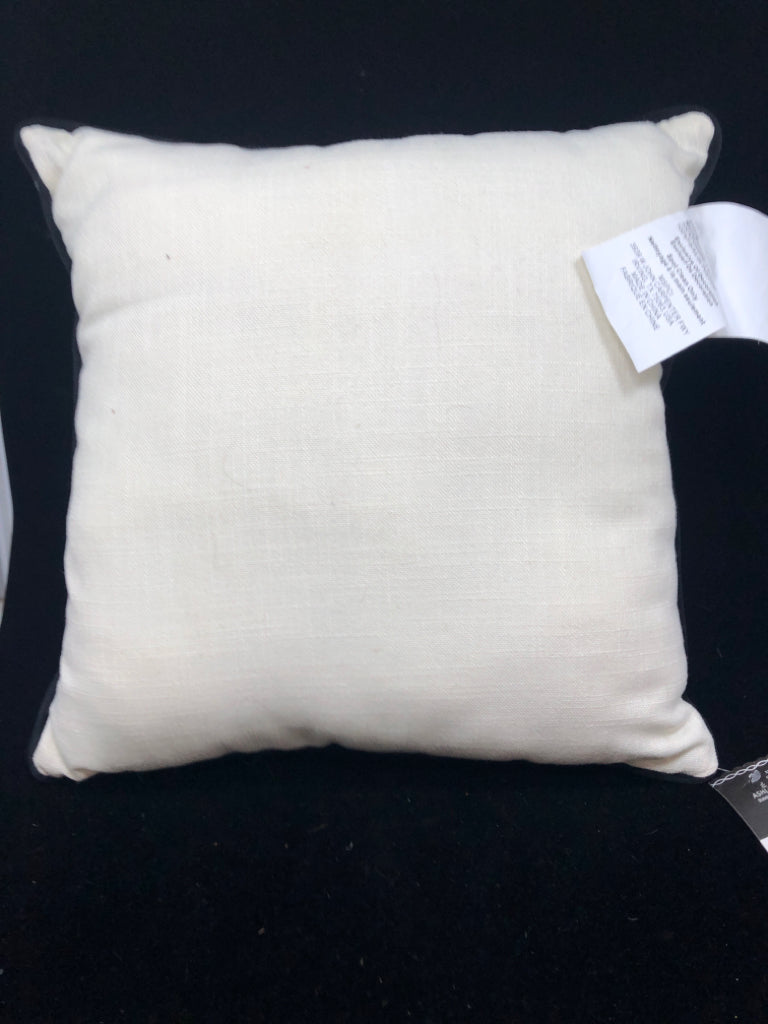 BLACK/WHITE TEXTURED PILLOW.
