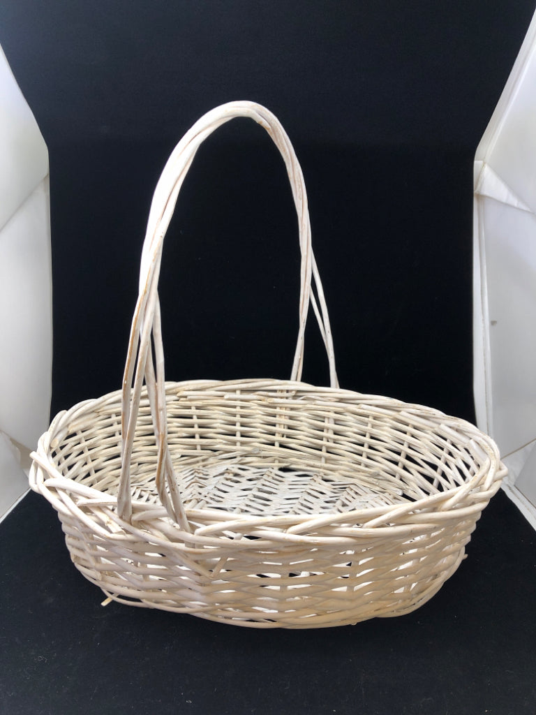 LARGE WHITE OVAL SHAPED BASKET WITH HANDLE.