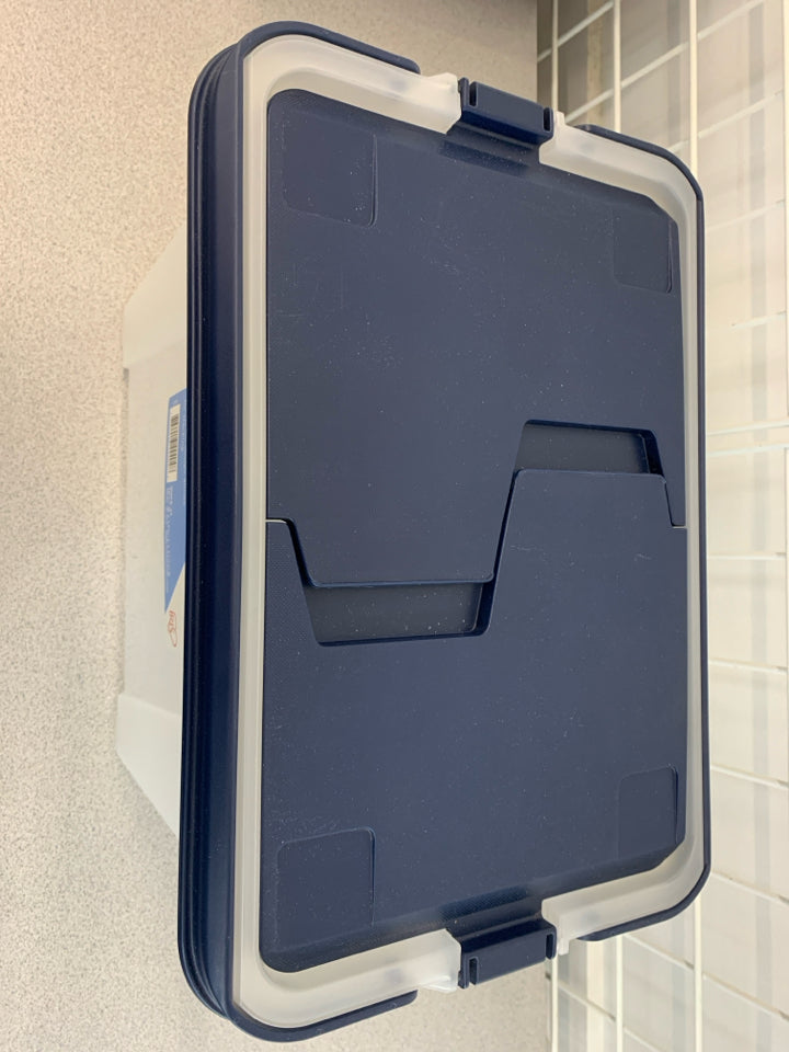 PORTABLE PLASTIC FILE BOX W/LID.