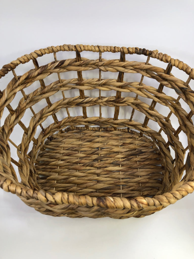 OVAL BRAIDED BASKET W/HANDLES.