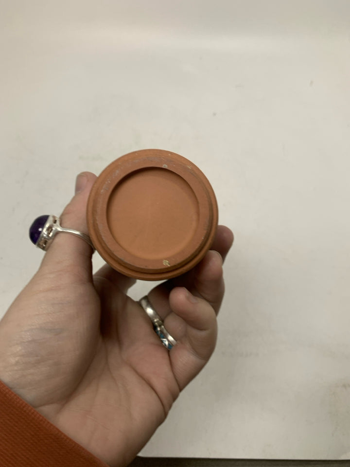 SMALL GARLIC CANISTER W/ WOOD TOP.