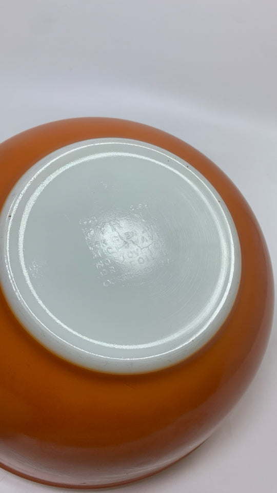 VTG PYREX ORANGE MIXING BOWL.