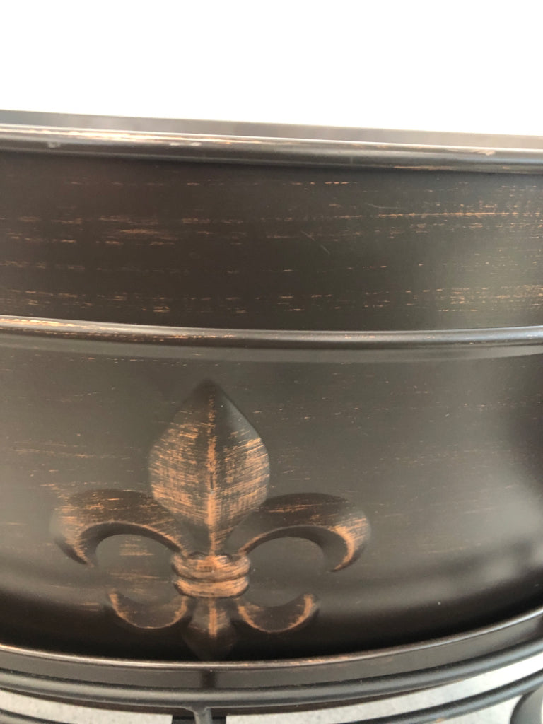 FLEUR-DE-LIS METAL PARTY BUCKET ON STAND.