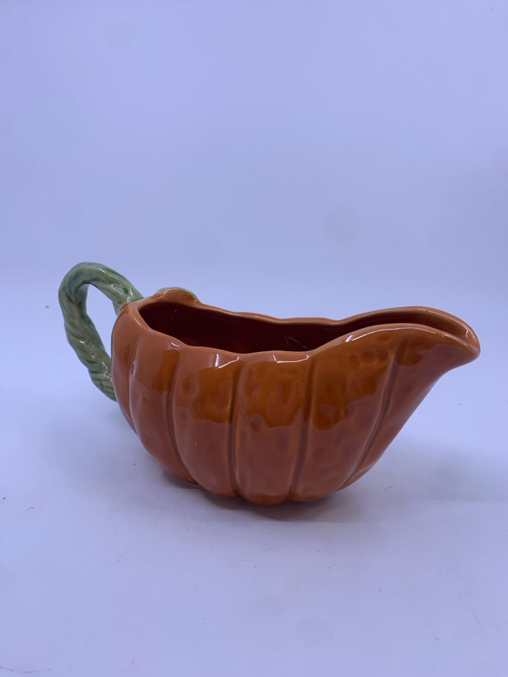 CERAMIC PUMPKIN GRAVY BOAT.