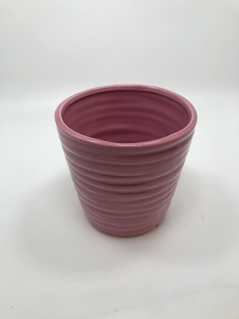 SM PINK CERAMIC PLANTER.
