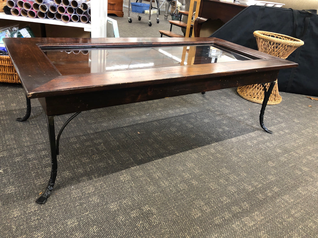 DARK WOOD COFFEE TABLE W LIFT TOP DISPLAY.