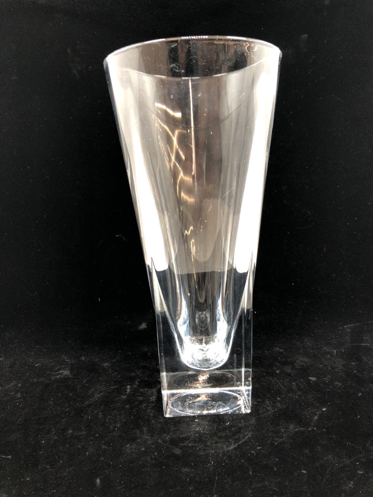 CRYSTAL GLASS VASE.