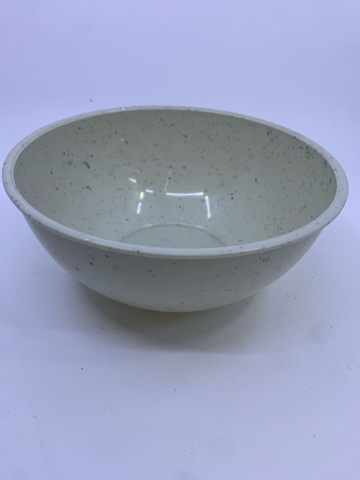 4 NESTING PLASTIC MIXING BOWLS.