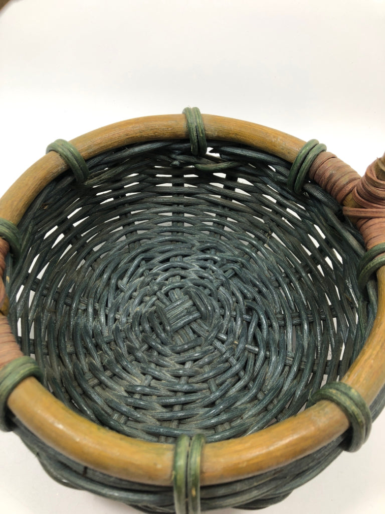SM BLUE ROUND WICKER BASKET W WOOD HANDLE.
