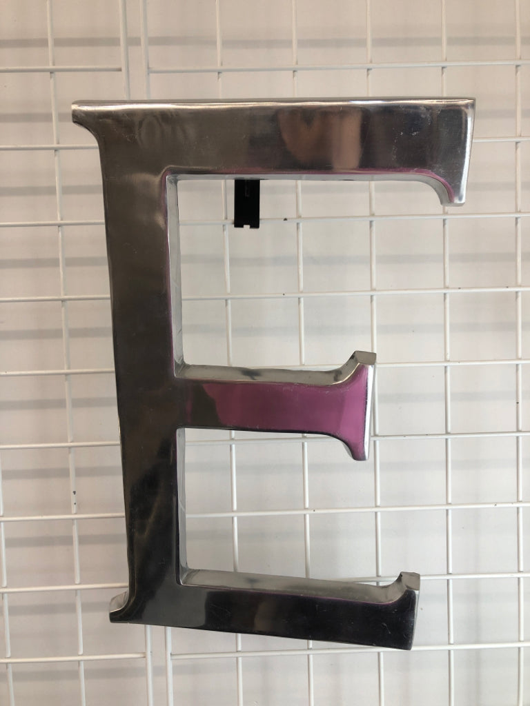 METAL E WALL DECOR.