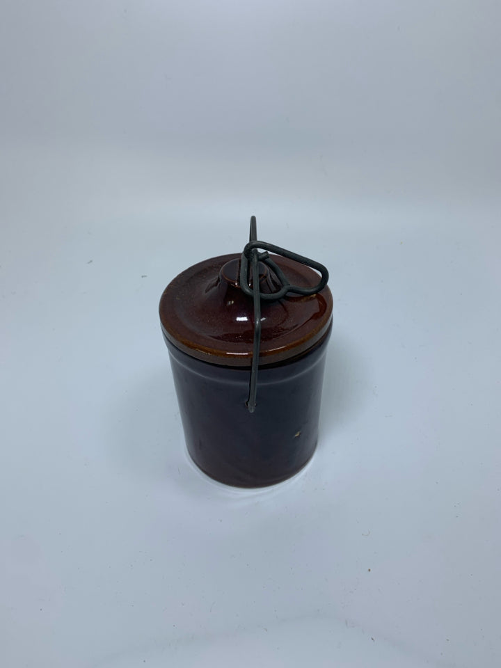VTG DARK BROWN METAL CLASP COVERED CROCK.