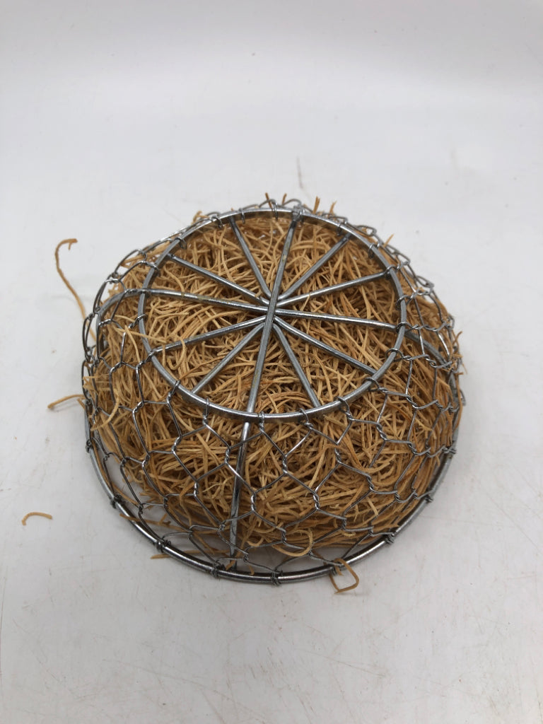 WIRE EGG BASKET W/3 EGGS DECOR.