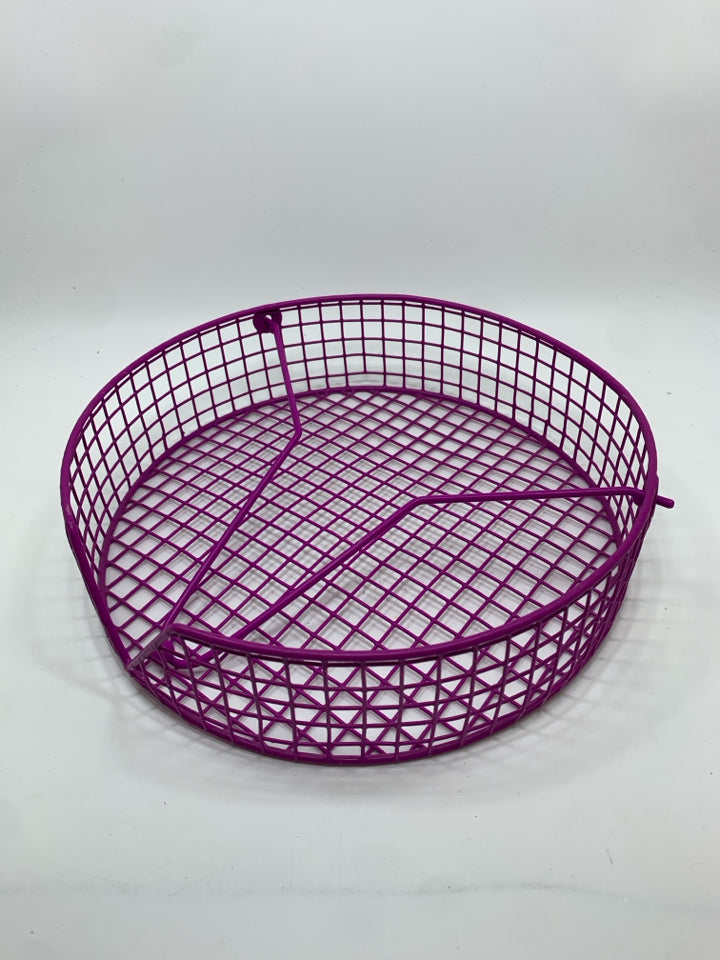 PURPLE WIRE PAPER PLATE HOLDER.