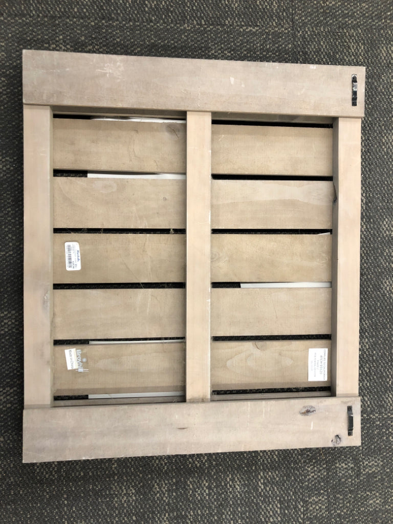 GRAY WOOD PHOTO HOLDER.