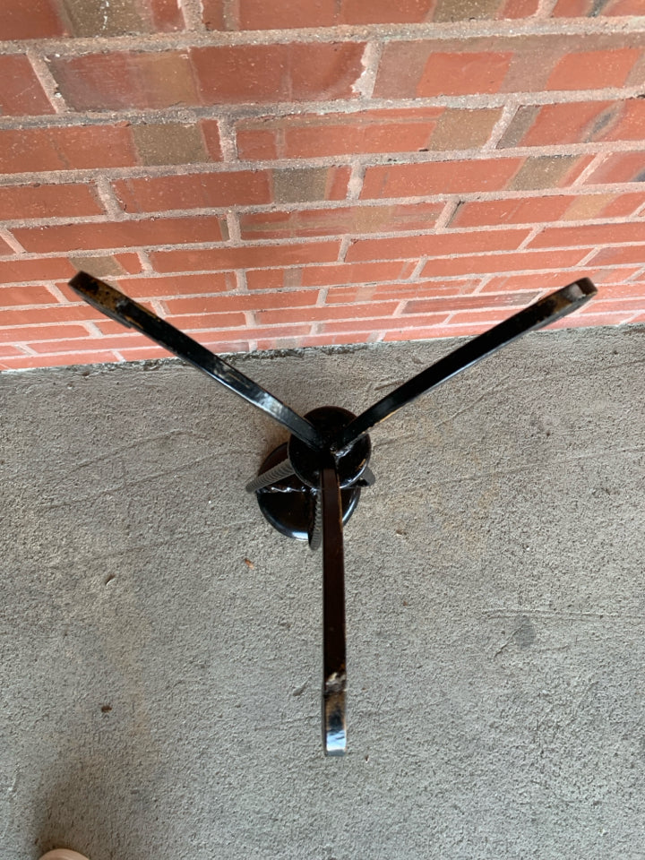 TALL METAL WROUGHT IRON CANDLE STAND.