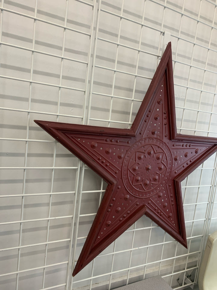 LG RED METAL STAR WALL HANGING.