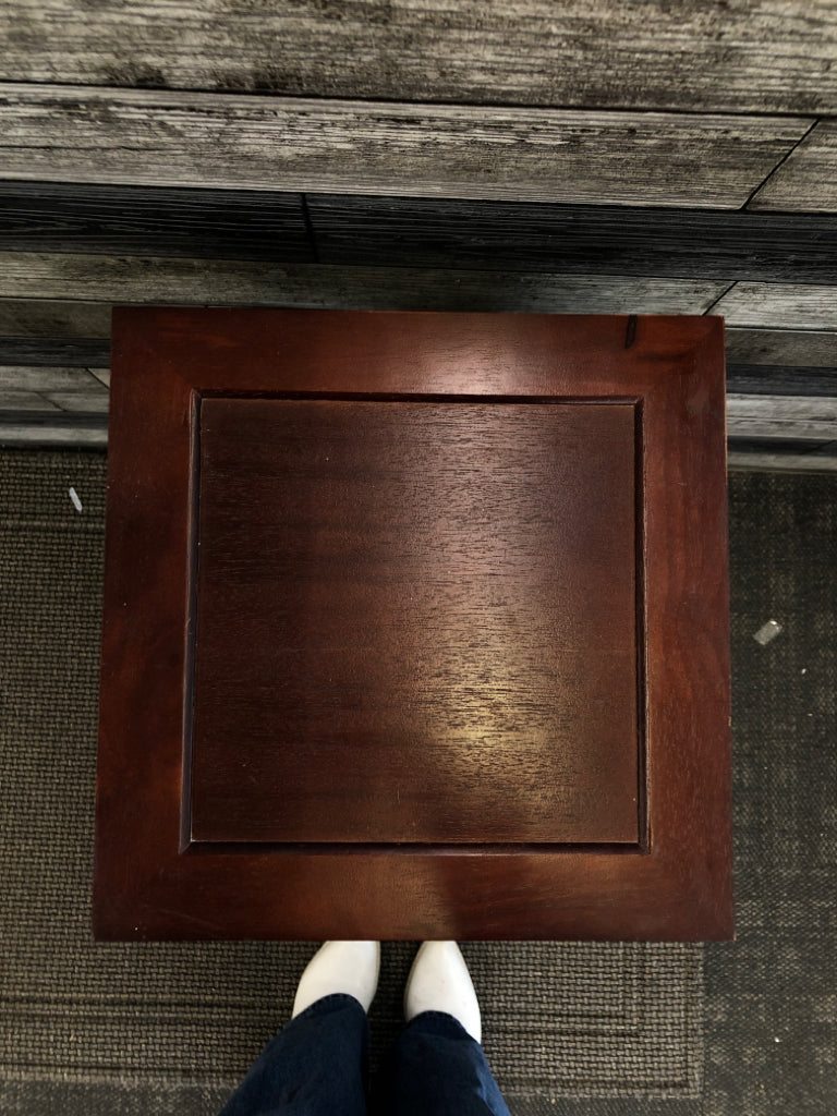 CHERRY COLORED WOOD SQUARE PLANT STAND.