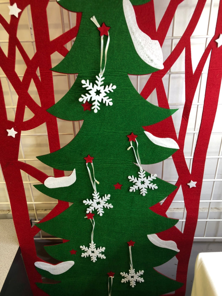 FELT CHRISTMAS TREE WALL DECOR.