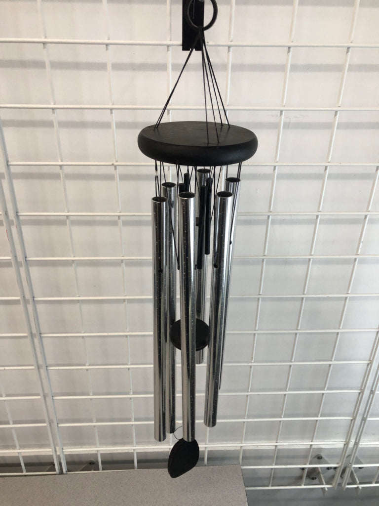 SILVER METAL WINDCHIME.