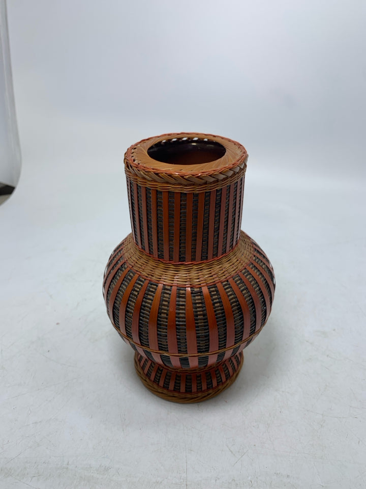 VERY DETAIL STRAW WOVEN STRIPED VASE W/ CERAMIC INSERT.