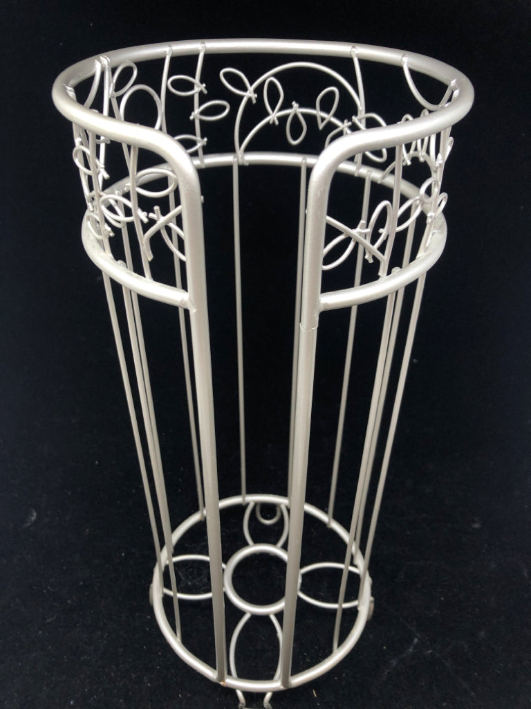 MATTE SILVER EXTRA TOILET PAPER HOLDER.