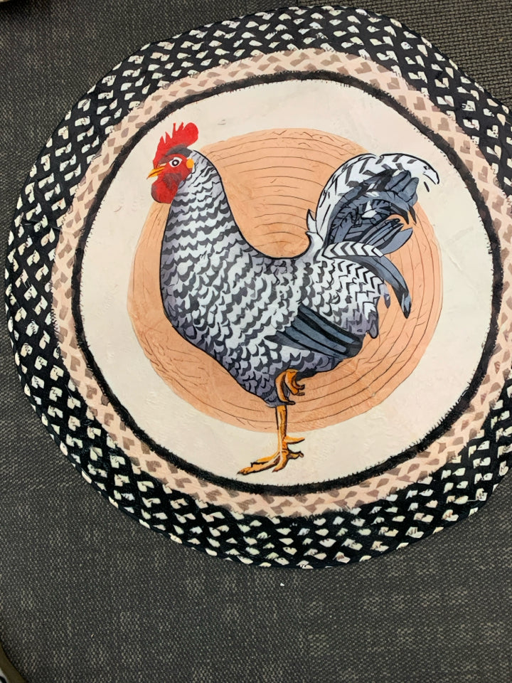 CIRCLE RUG W/ SPECKLED CHICKEN.