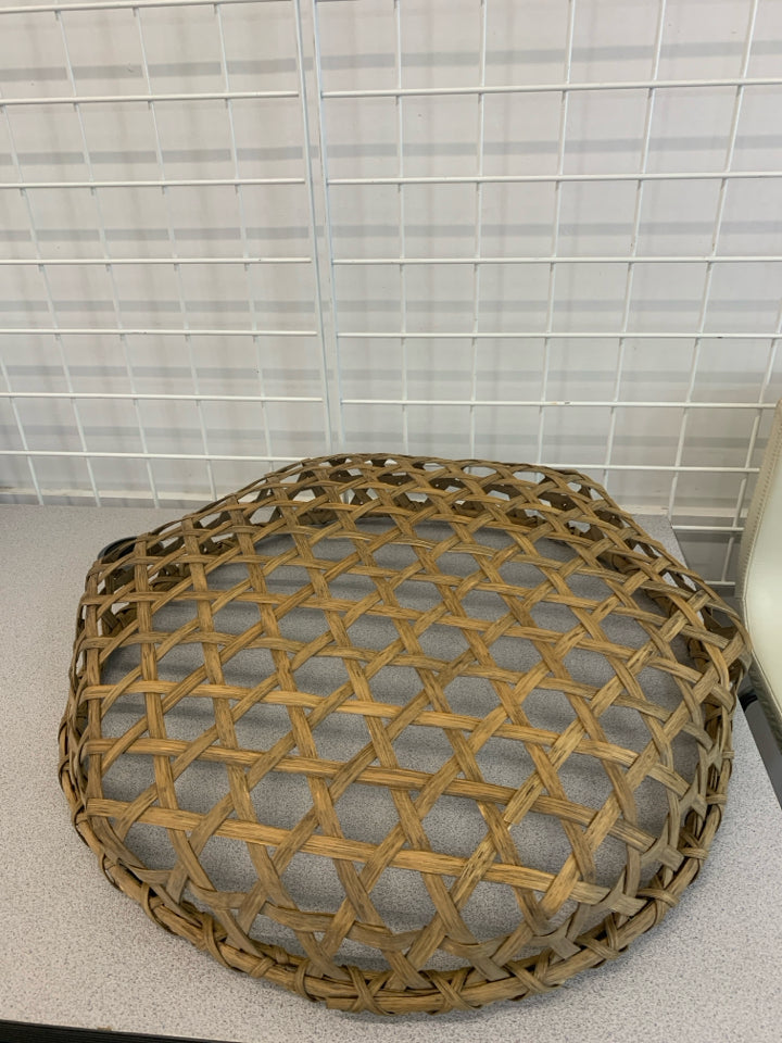 HEXAGON WEAVE SHALLOW BASKET.