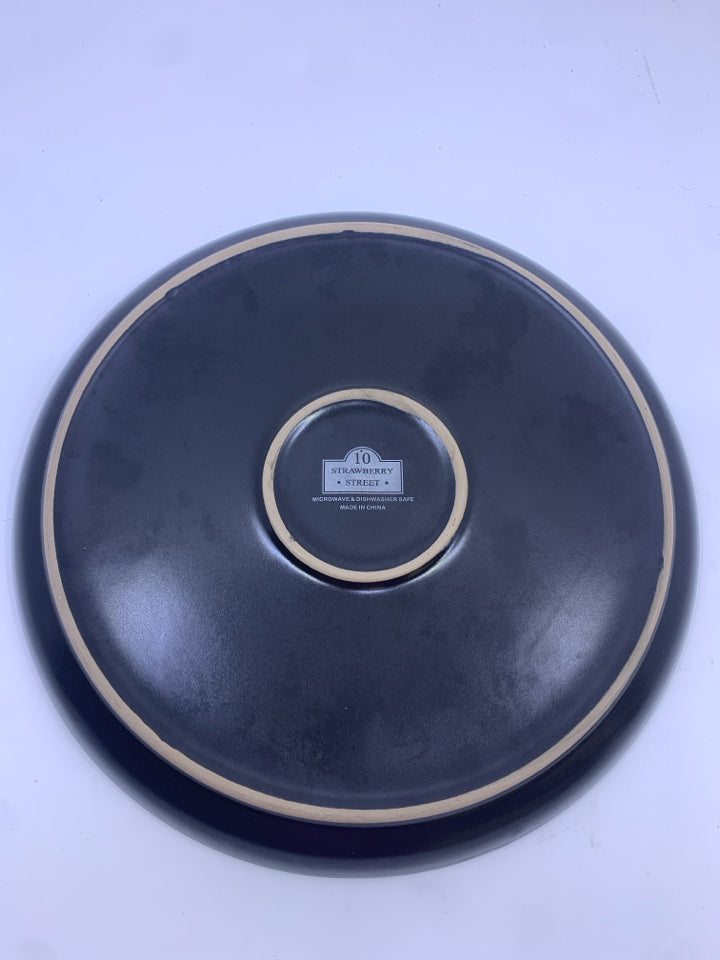 4 BLACK DINNER PLATES.