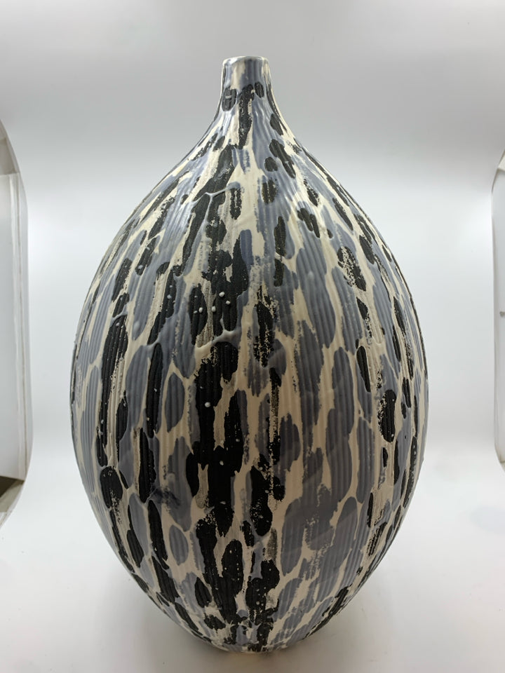 LARGE BLACK AND GREY CERAMIC ROUND VASE.