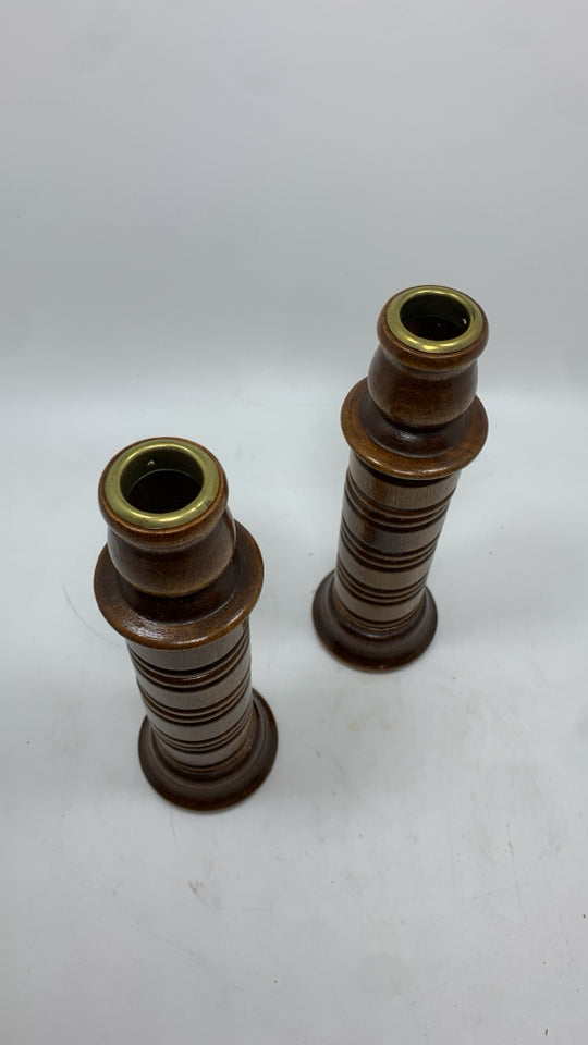 2 WOOD RIBBED CONVERTIBLE CANDLE HOLDER 4PC NAPKIN RINGS.