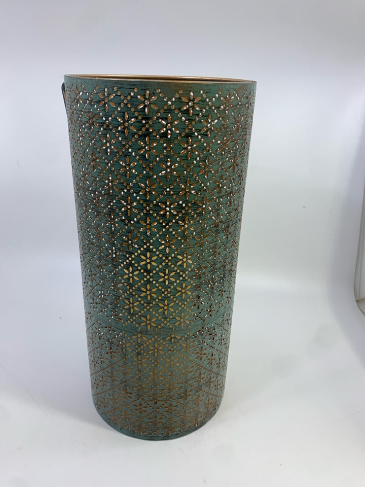 TEAL METAL CANDLE LANTERN W/ORNATE CUT OUT DESIGN W/LIGHT UP PILLAR CANDLE.