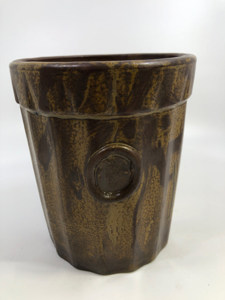 BROWN DIPPED CROCK PLANTER W/FAUX HANDLES.
