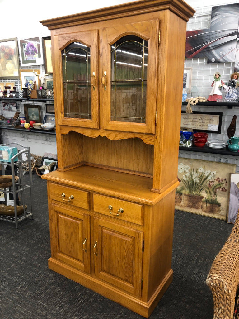 2PC OAK HUTCH W/GLASS DOORS AND LIGHTS BRASS HANDLES.