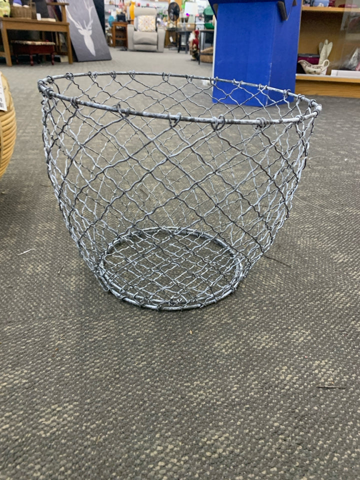 LARGE WIRE MESH BASKET.