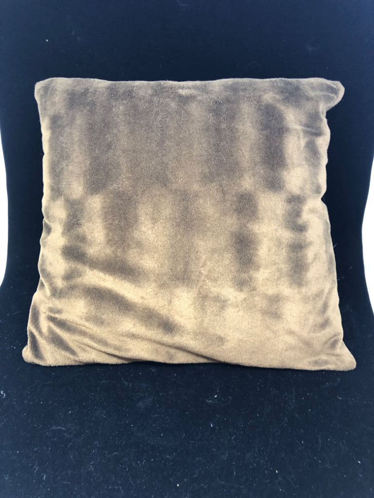 BROWN SQUARE PILLOW.