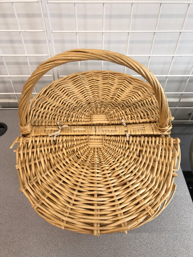 WICKER PICNIC BASKET W/FLIP LID AND HANDLE.