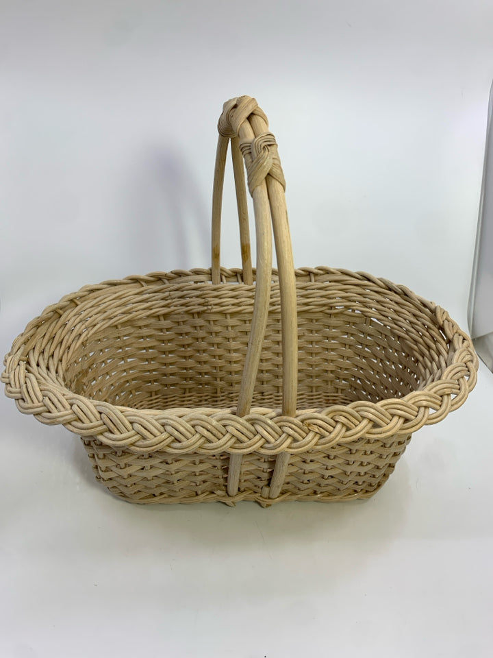 OVAL WHITE WOVEN BASKET W/HANDLE.