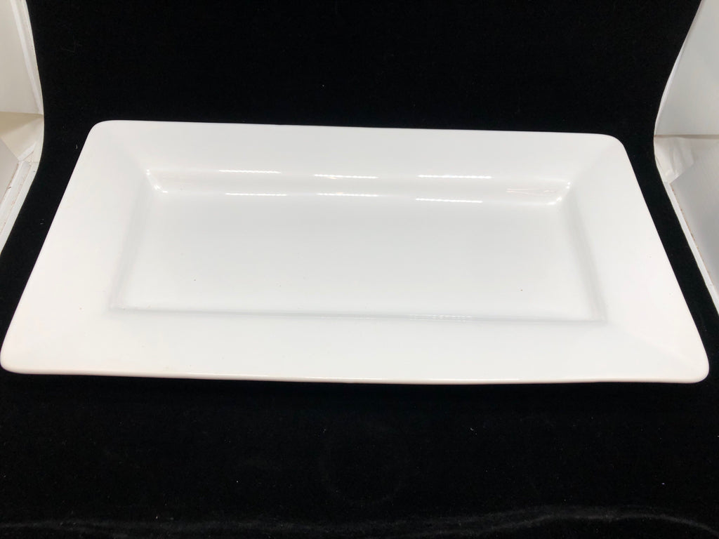 WHITE RECTANGULAR CENTERPIECE TRAY.