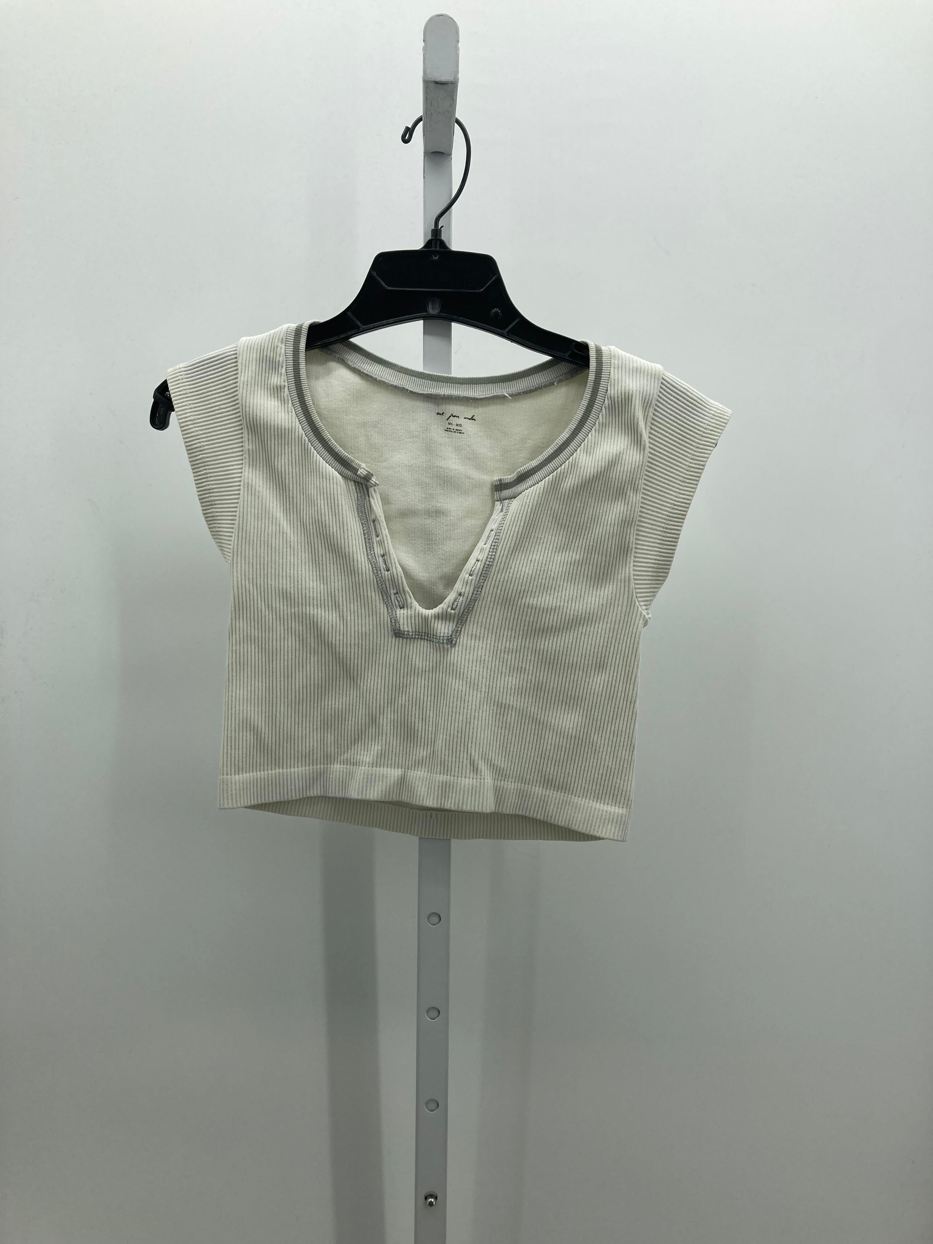 Size Medium Juniors Short Sleeve Shirt